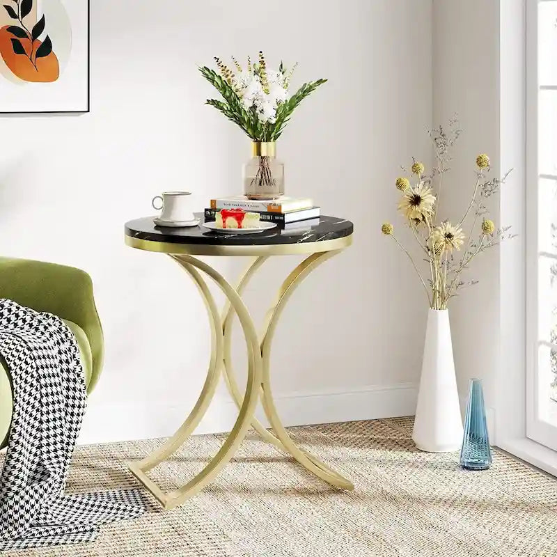Petite table d'appoint ronde moderne, bout de canapé ou table de chevet avec structure en métal doré et plateau en bois d'ingénierie aspect marbre pour salon