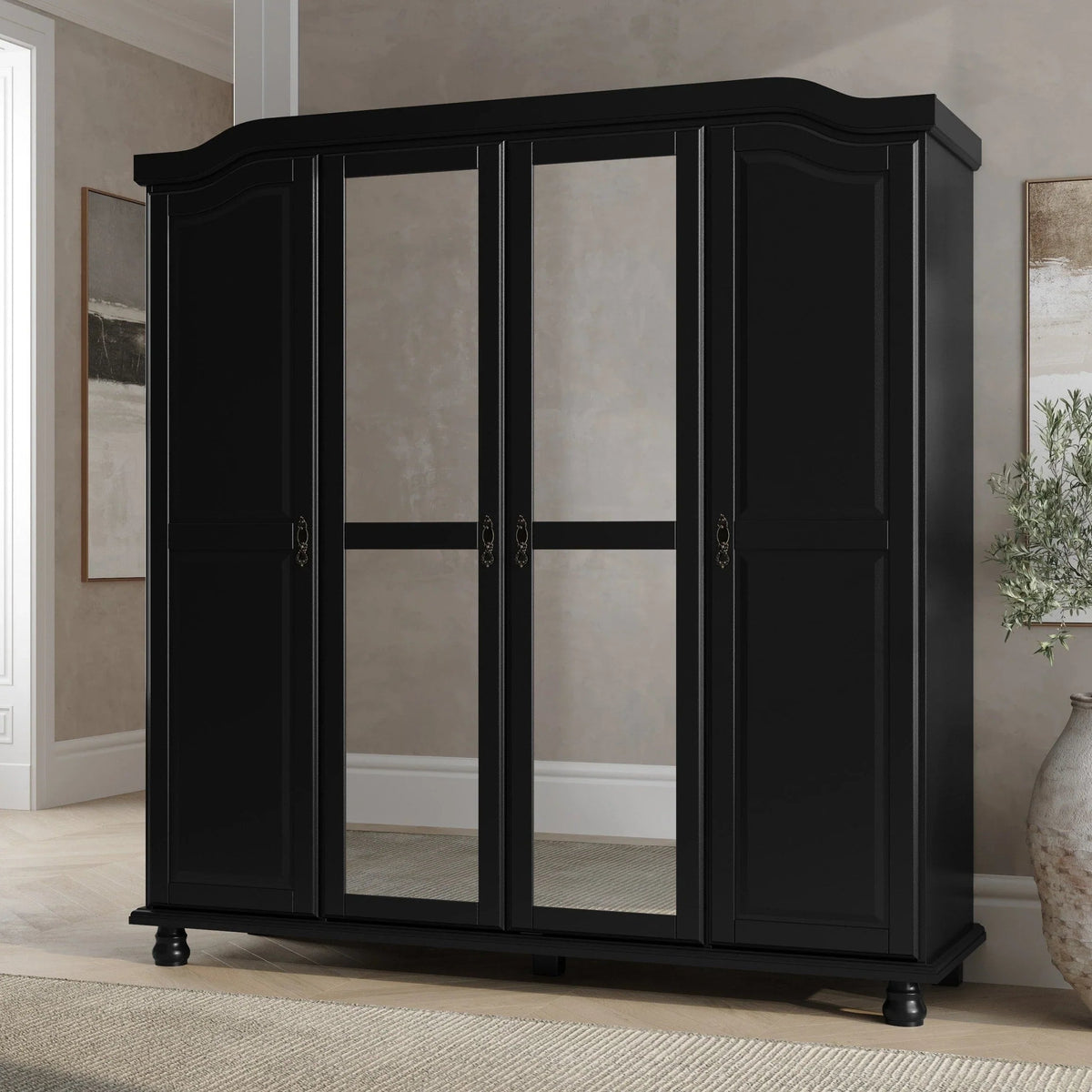 Armoire-penderie Kyle à 4 portes en bois massif 100 % Palace Imports, avec portes en bois massif ou miroir
